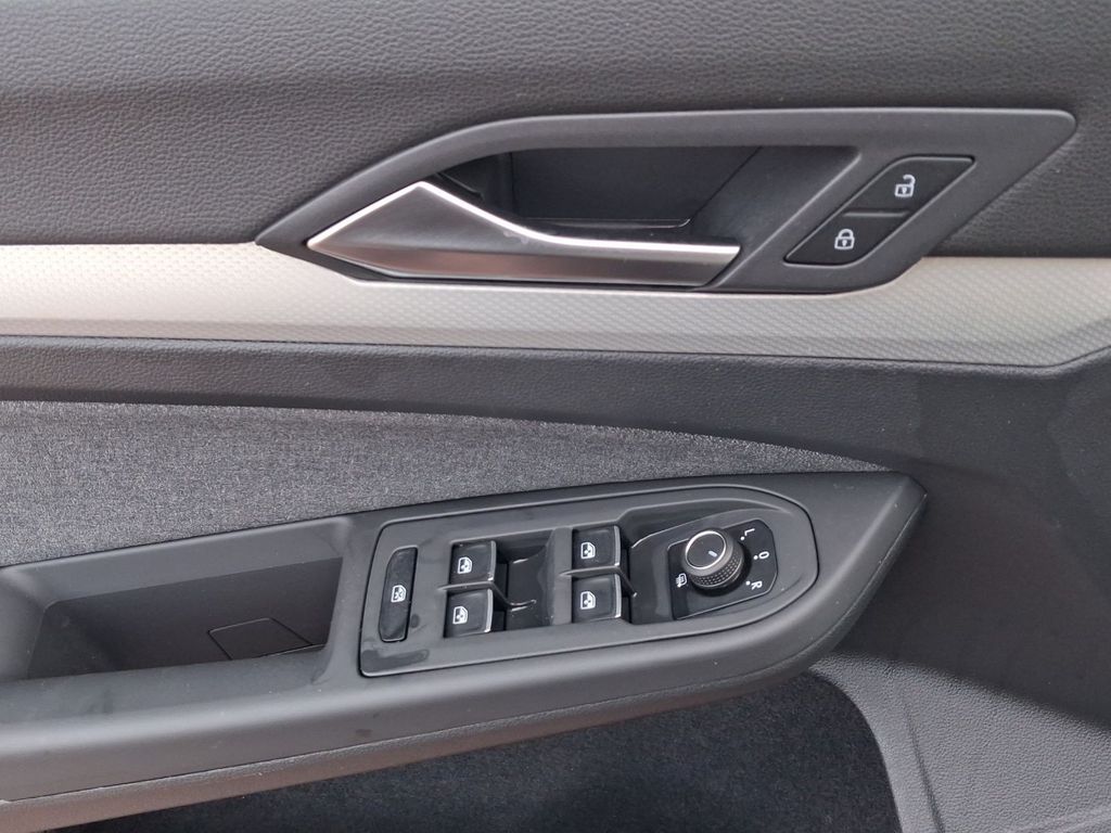 Volkswagen Golf 2024 г. Чёрный, пробег 51452 км
