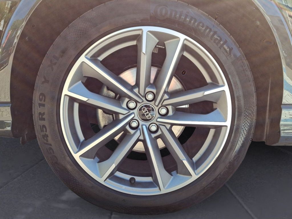 Audi Q3 2024 г. Чёрный, пробег 53225 км