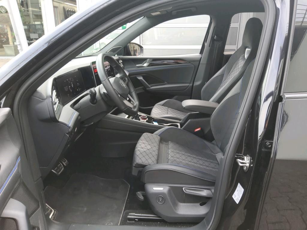 Volkswagen Tiguan 2024 г. Чёрный, пробег 38659 км