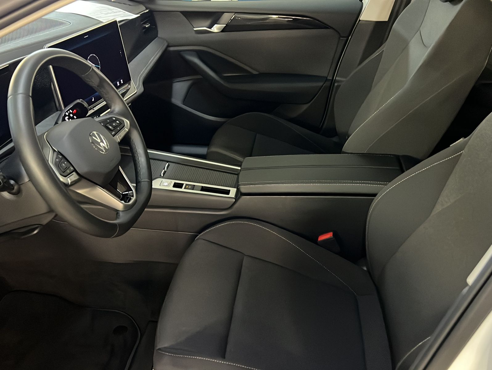 Volkswagen PASSAT VARIANT 2025 г. Белый, пробег 30712 км