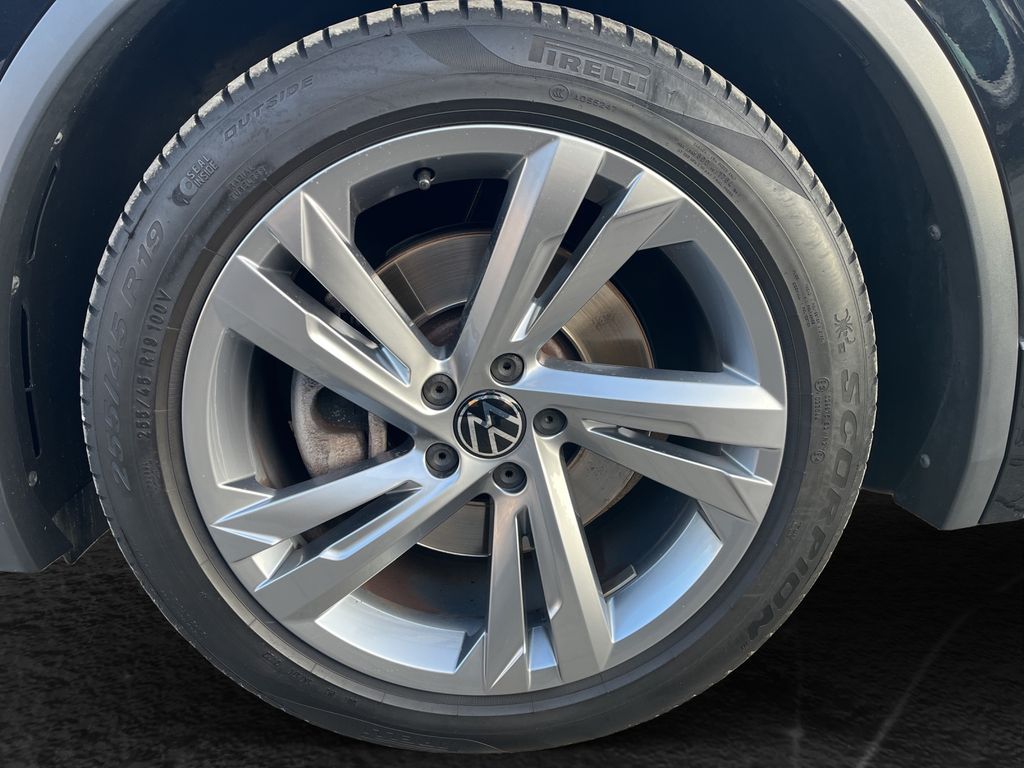 Volkswagen Tiguan 2023 г. Чёрный, пробег 45367 км