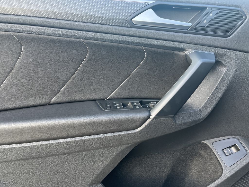 Volkswagen Tiguan 2023 г. Чёрный, пробег 45367 км