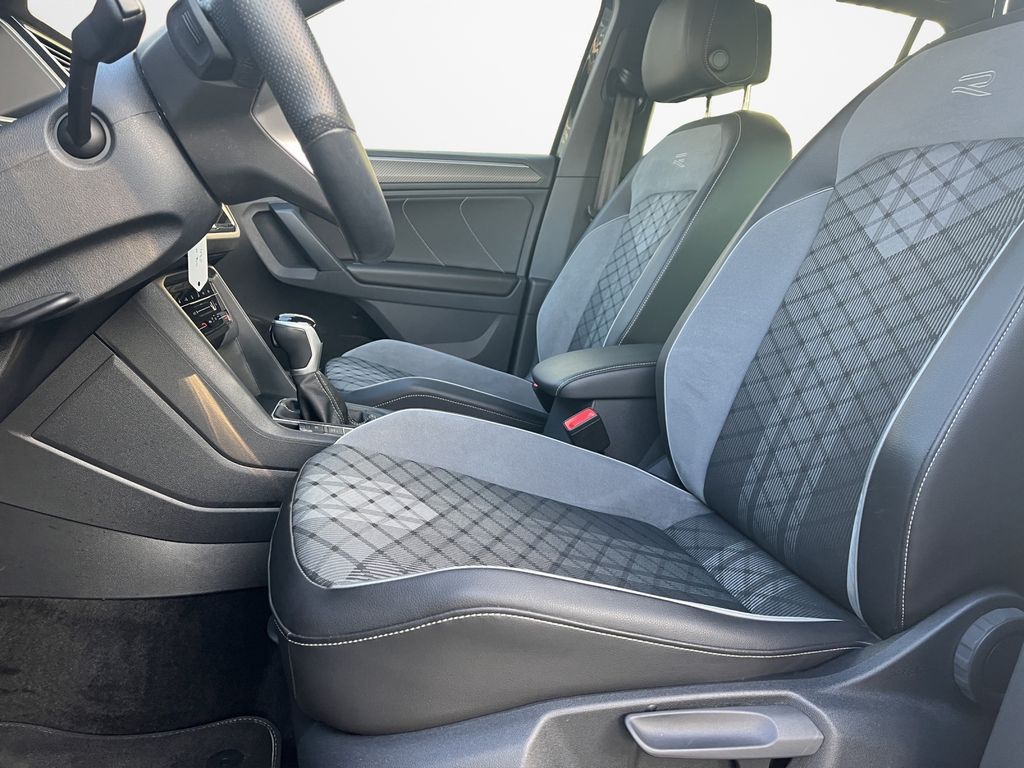 Volkswagen Tiguan 2023 г. Чёрный, пробег 45367 км