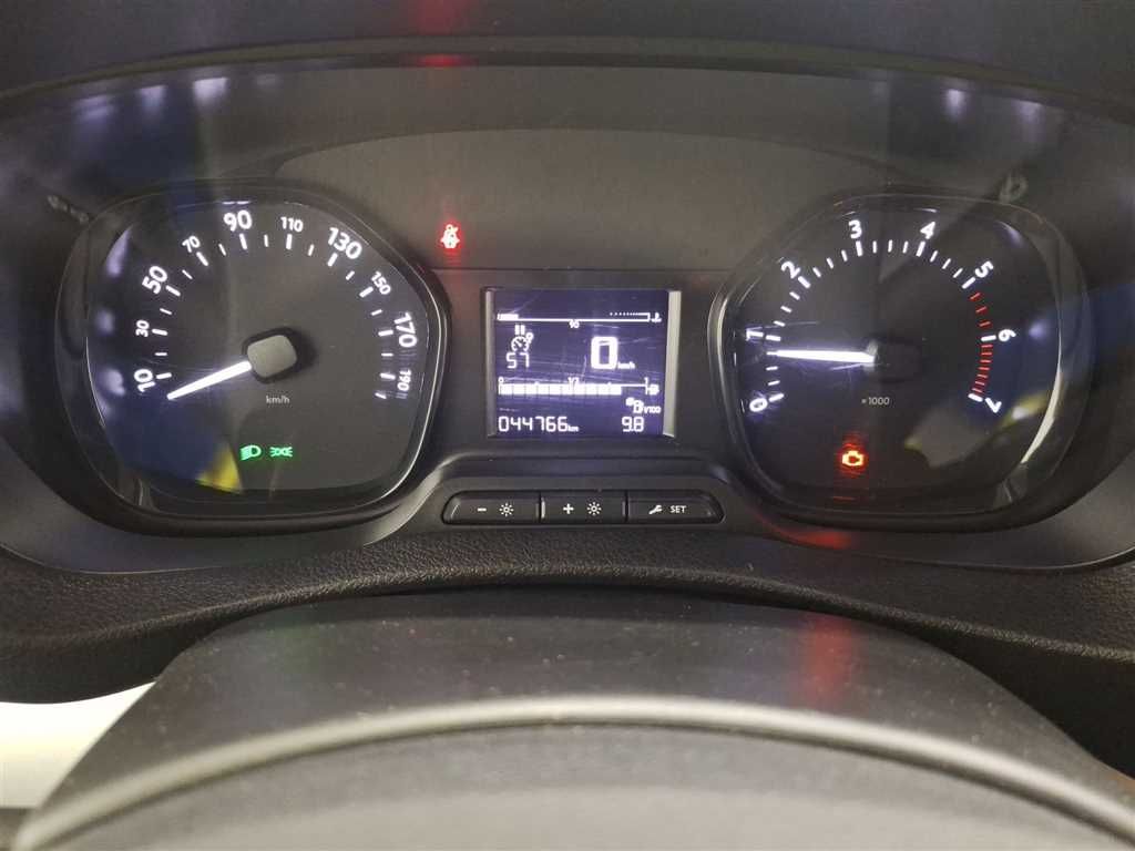 Opel Vivaro 2022 г. Белый, пробег 44764 км