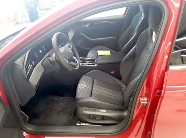 Volkswagen PASSAT VARIANT 2025 г. Красный, пробег 12370 км