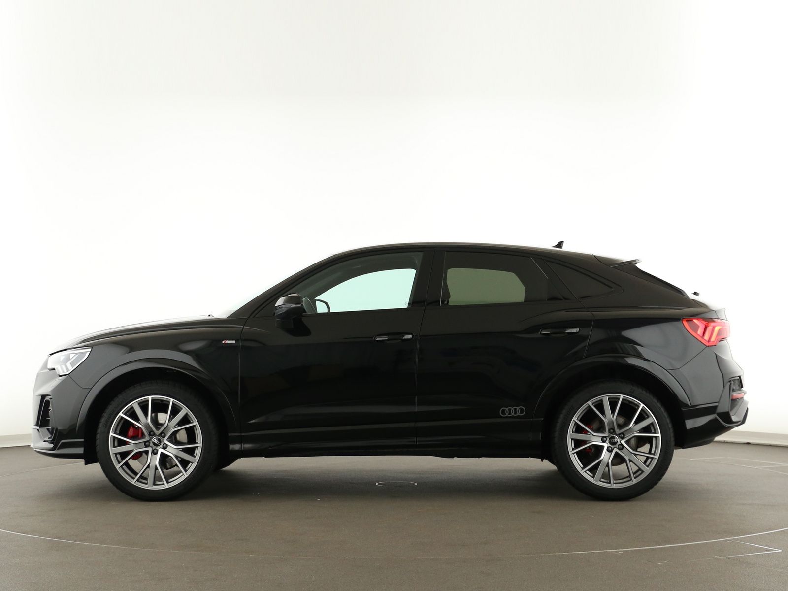Audi Q3 2023 г. Чёрный, пробег 14210 км