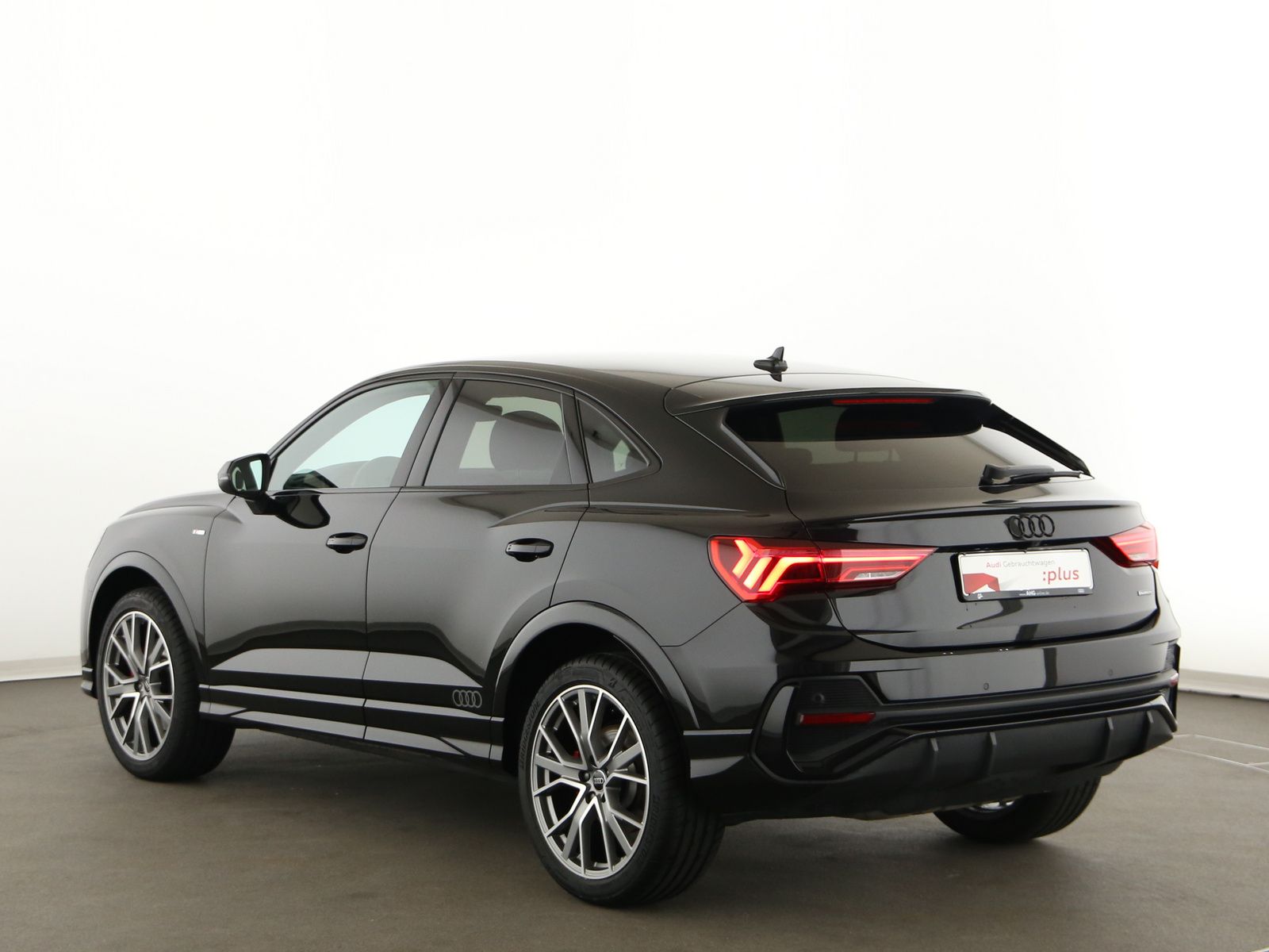 Audi Q3 2023 г. Чёрный, пробег 14210 км