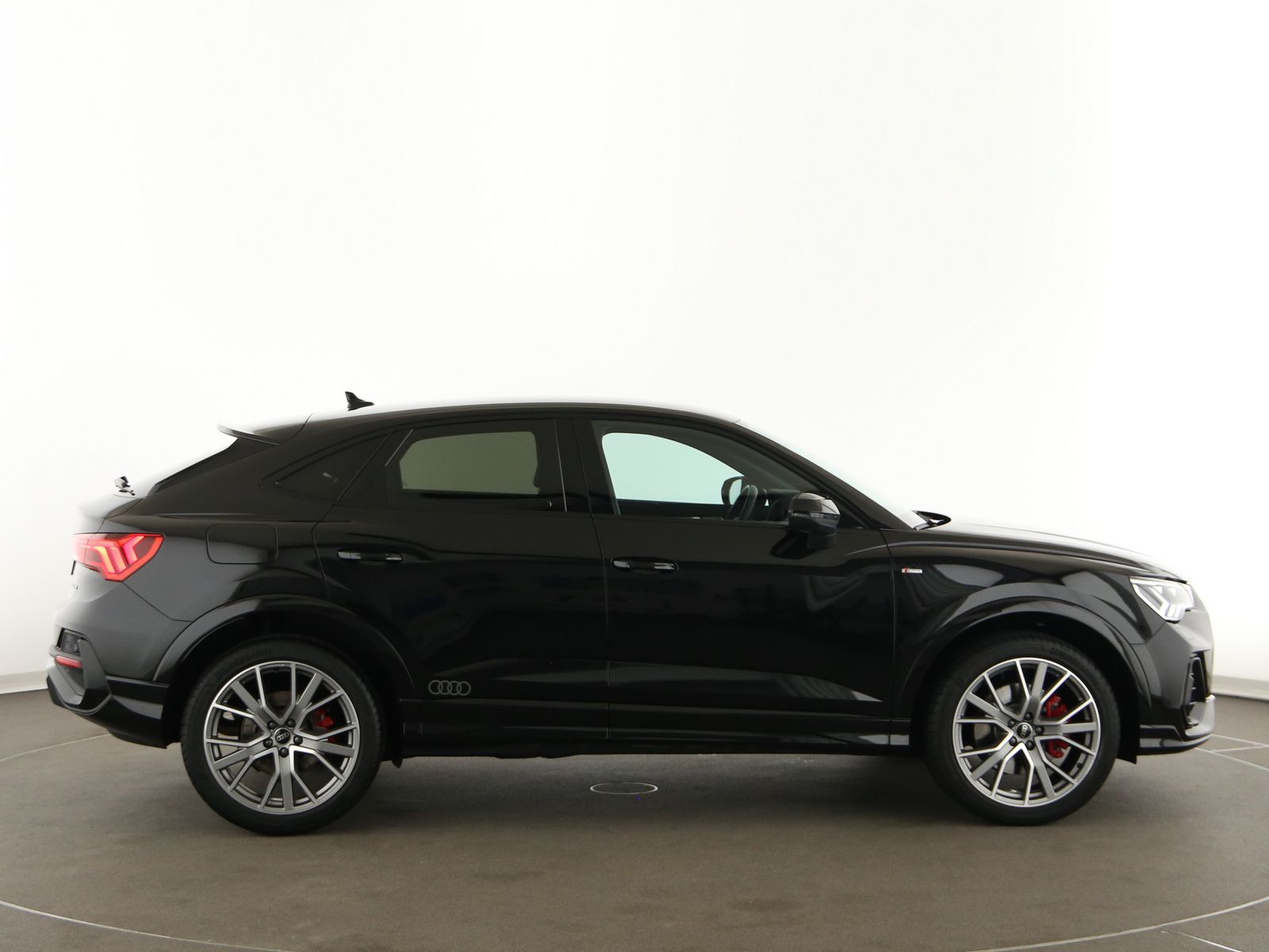 Audi Q3 2023 г. Чёрный, пробег 14210 км