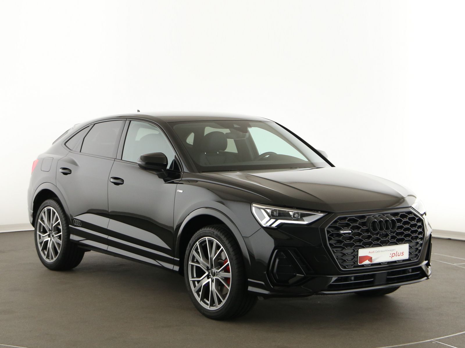 Audi Q3 2023 г. Чёрный, пробег 14210 км