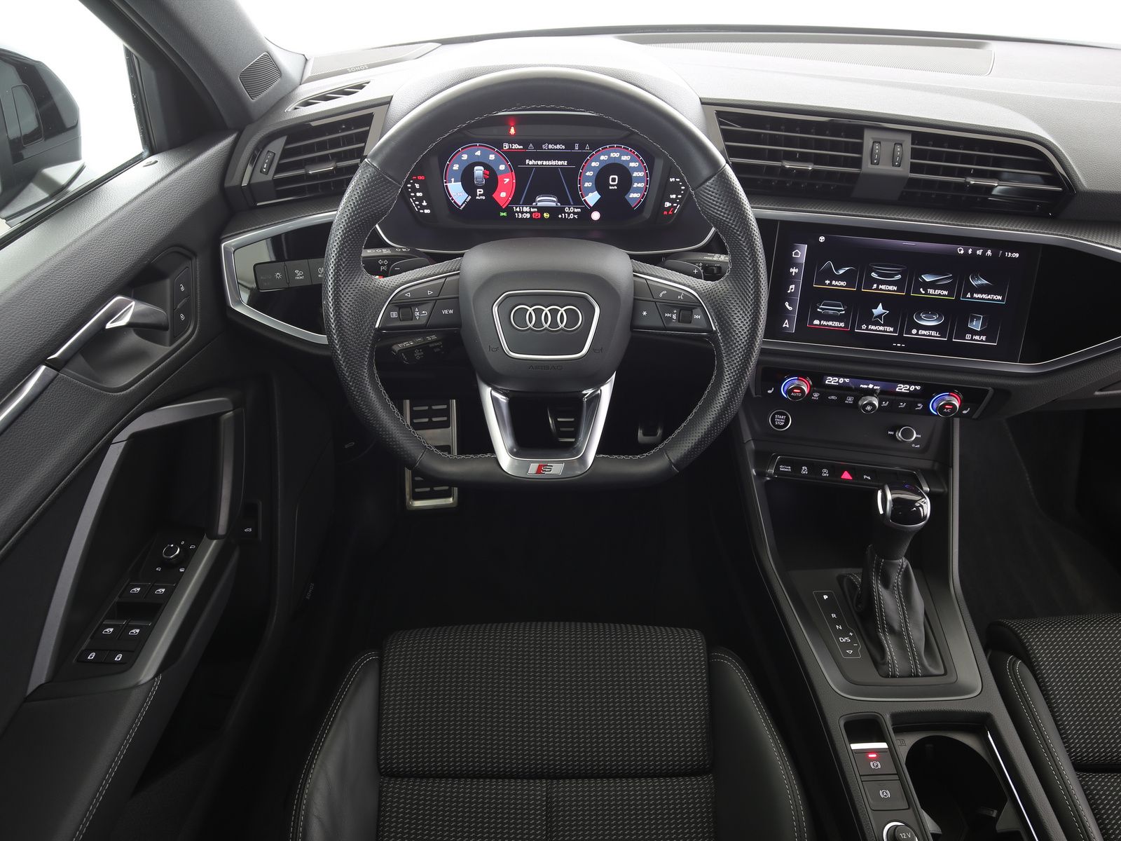 Audi Q3 2023 г. Чёрный, пробег 14210 км