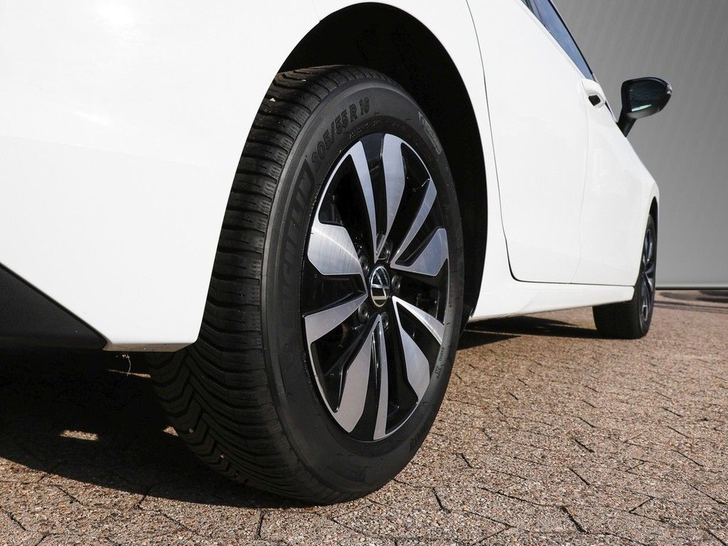 Volkswagen Golf 2024 г. Белый, пробег 27137 км