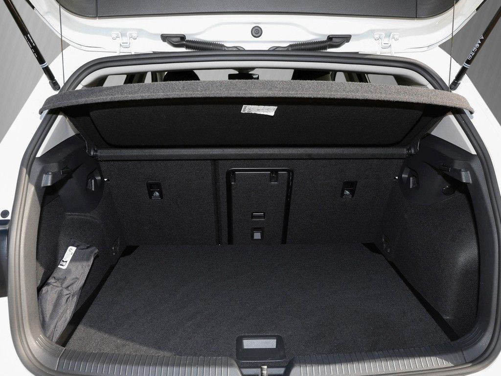 Volkswagen Golf 2024 г. Белый, пробег 27137 км