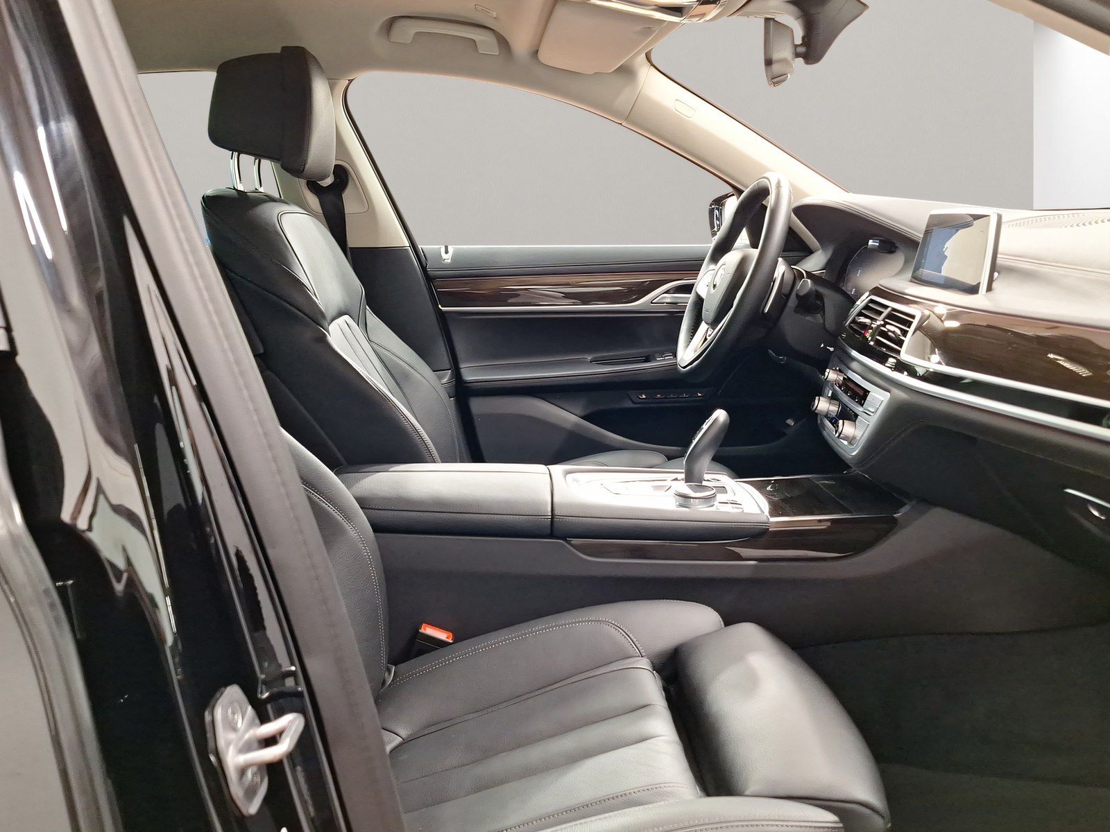 BMW 730 2022 г. Чёрный, пробег 35922 км