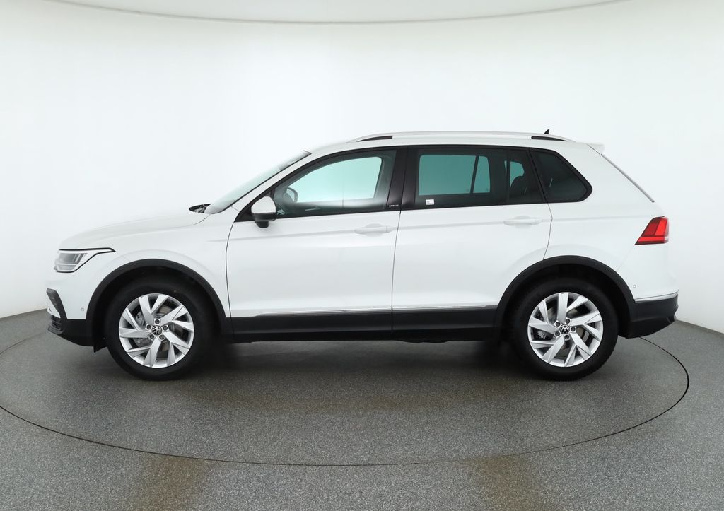 Volkswagen Tiguan 2022 г. Белый, пробег 53389 км