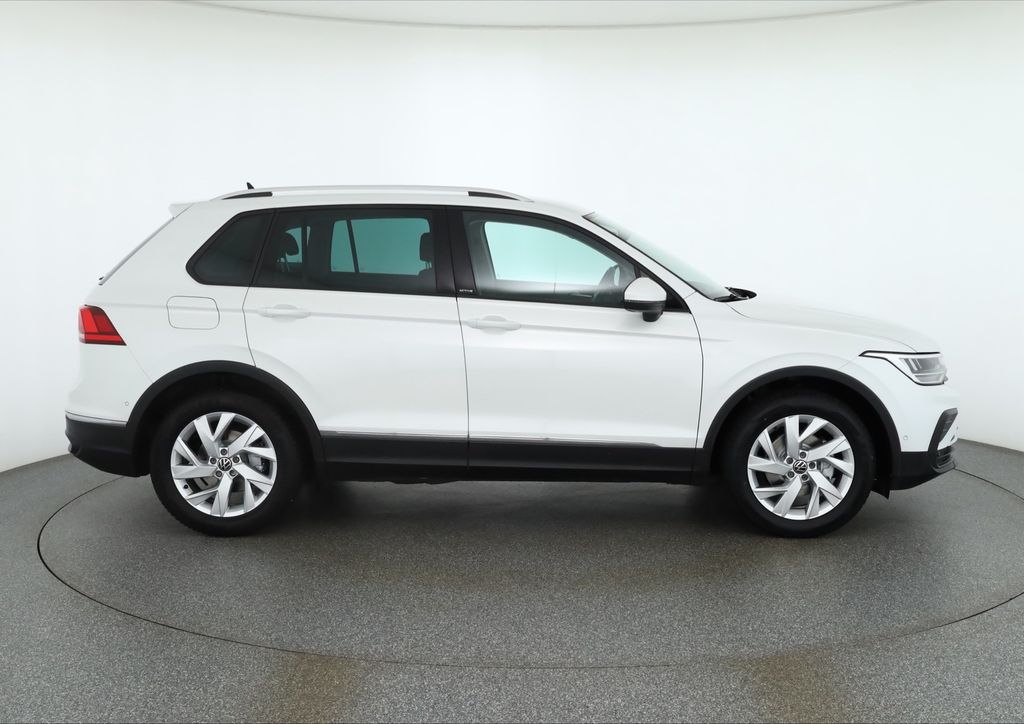 Volkswagen Tiguan 2022 г. Белый, пробег 53389 км