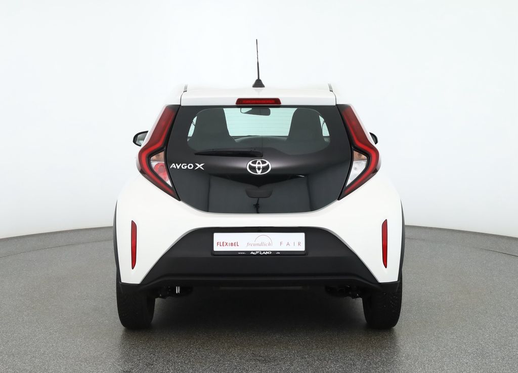 Toyota AYGO (X) 2023 г. Белый, пробег 46508 км