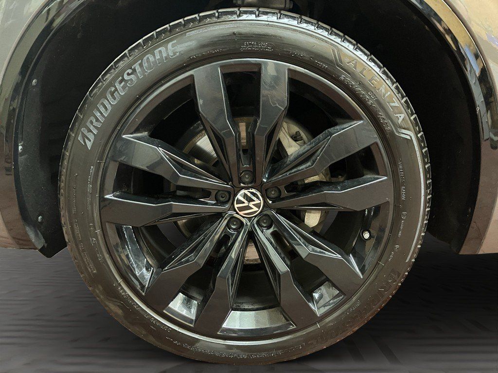 Volkswagen Touareg 2023 г. Серый, пробег 44400 км