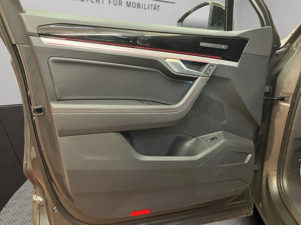 Volkswagen Touareg 2023 г. Серый, пробег 44400 км