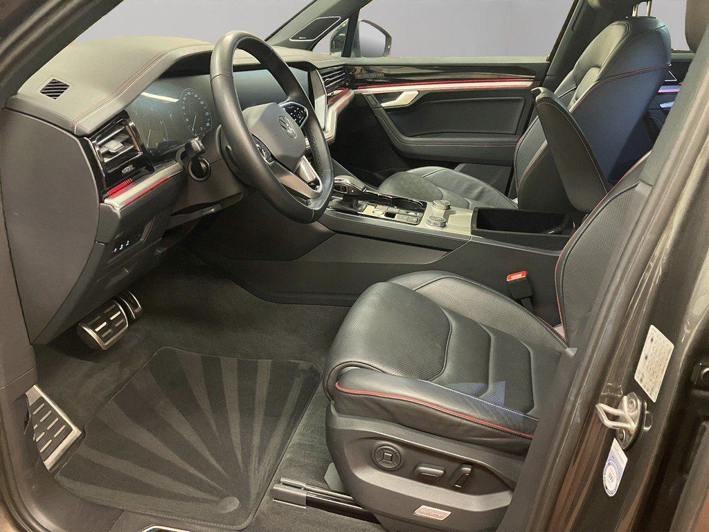 Volkswagen Touareg 2023 г. Серый, пробег 44400 км