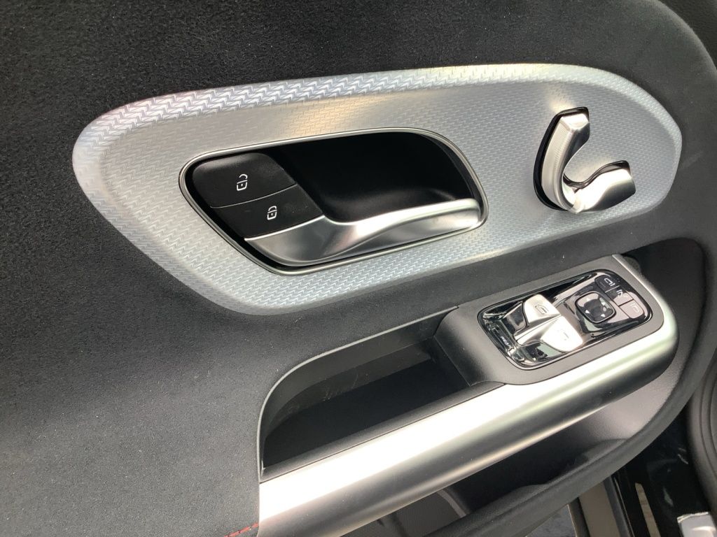 Mercedes-Benz GLB 220 2026 г. Чёрный, пробег 8000 км