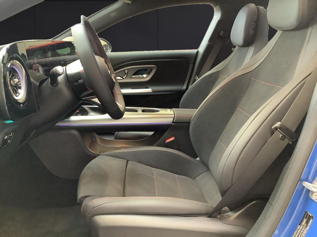 Mercedes-Benz CLA 200 2026 г. Синий, пробег 8000 км