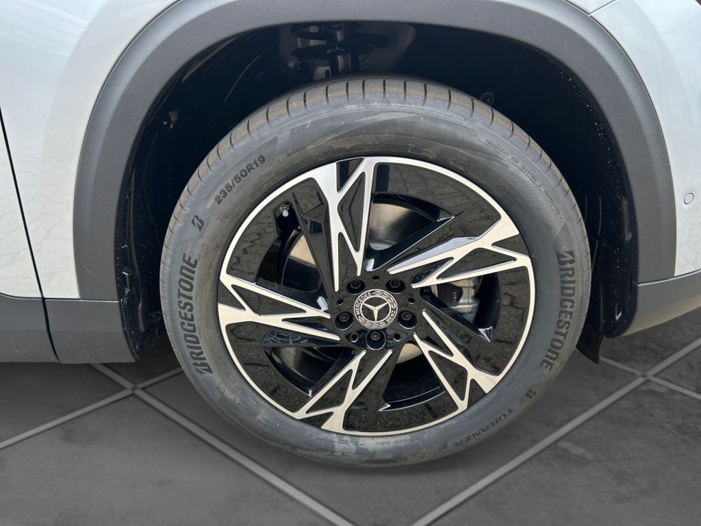 Mercedes-Benz GLB 200 2026 г. Серебристый, пробег 8000 км