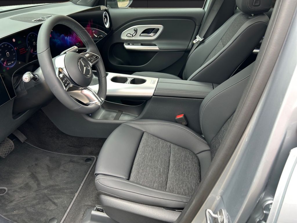 Mercedes-Benz GLB 200 2026 г. Серебристый, пробег 8000 км