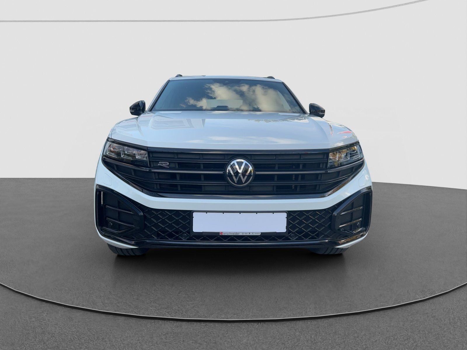 Volkswagen Touareg 2024 г. Белый, пробег 27980 км