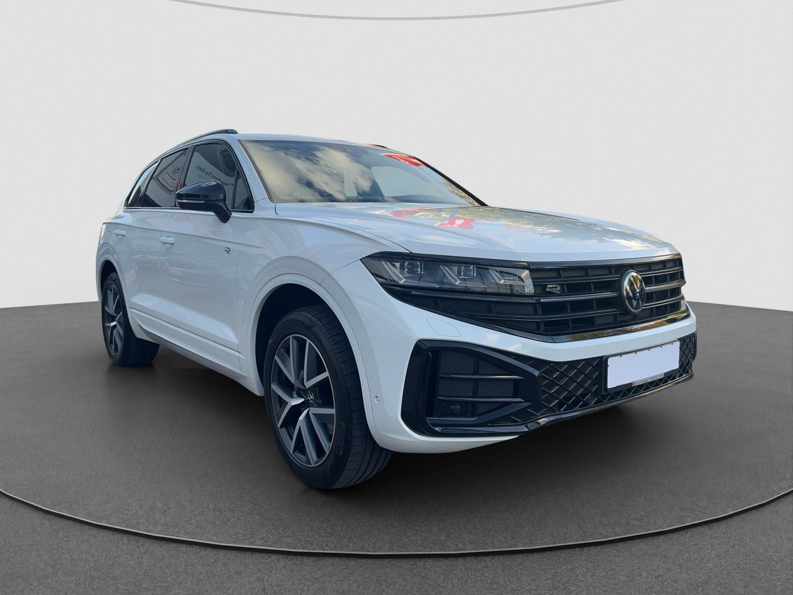 Volkswagen Touareg 2024 г. Белый, пробег 27980 км