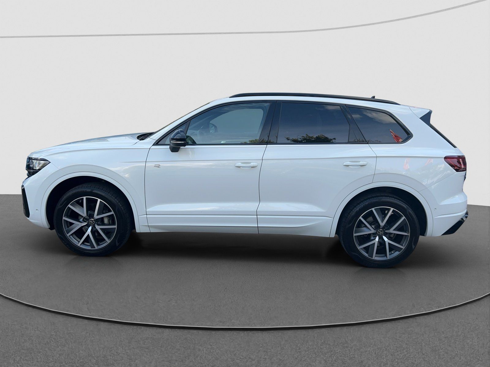 Volkswagen Touareg 2024 г. Белый, пробег 27980 км