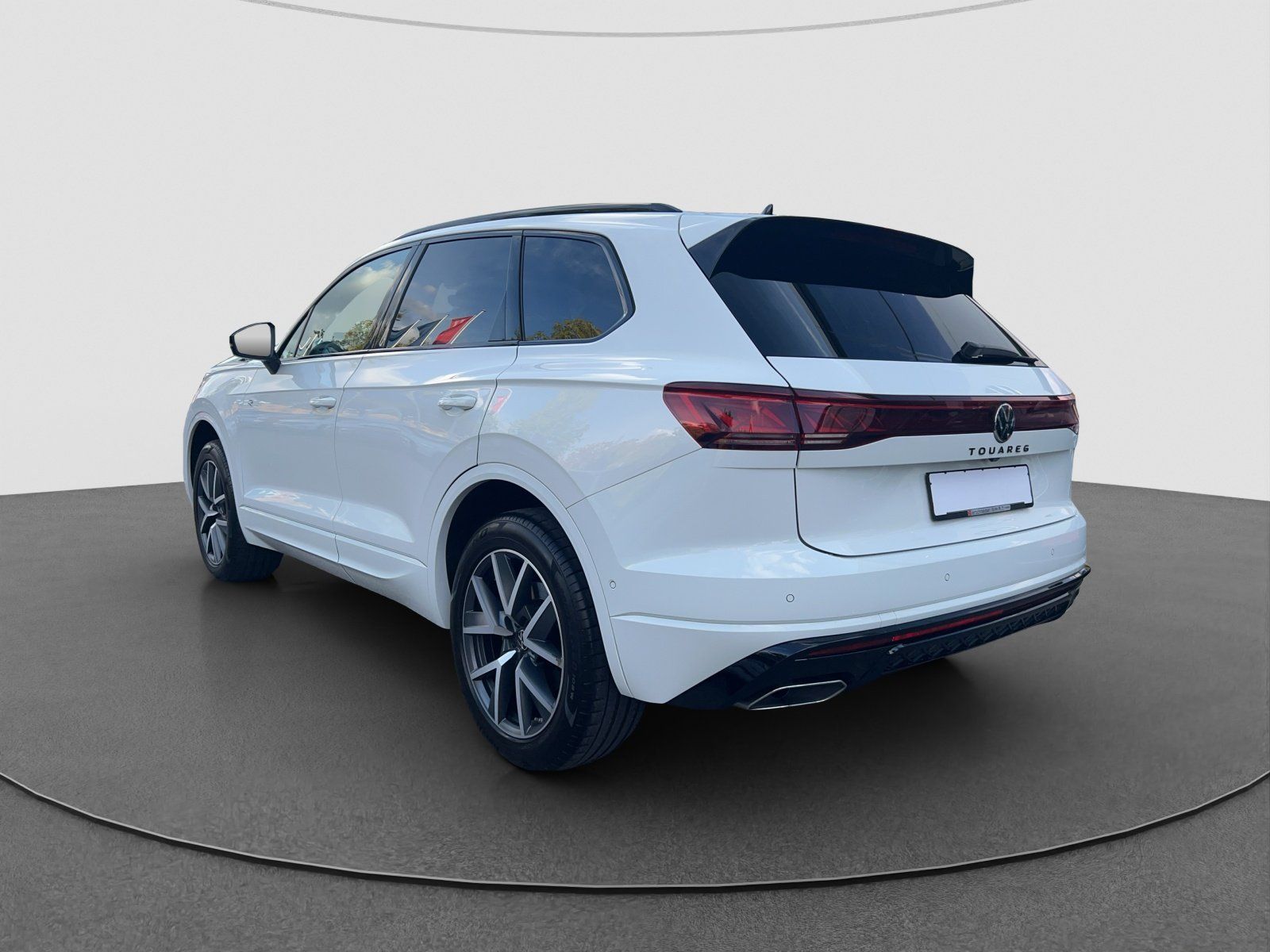 Volkswagen Touareg 2024 г. Белый, пробег 27980 км