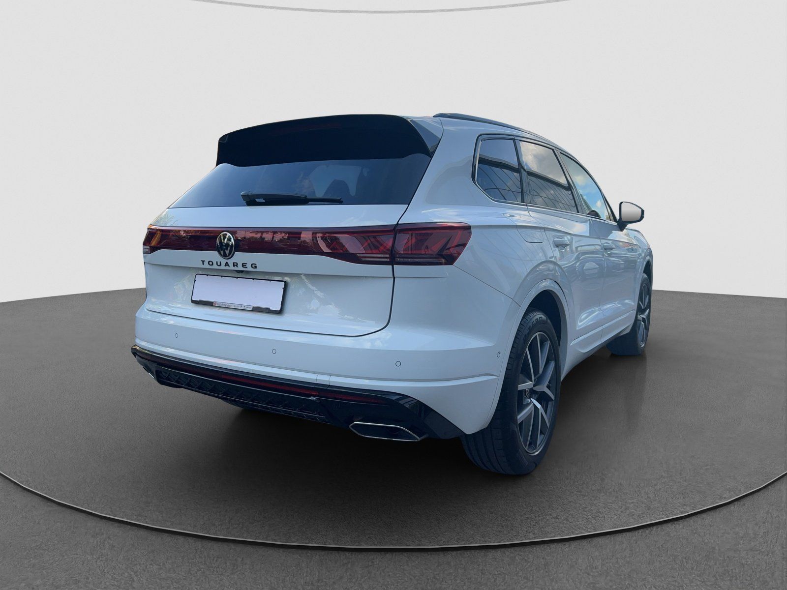 Volkswagen Touareg 2024 г. Белый, пробег 27980 км