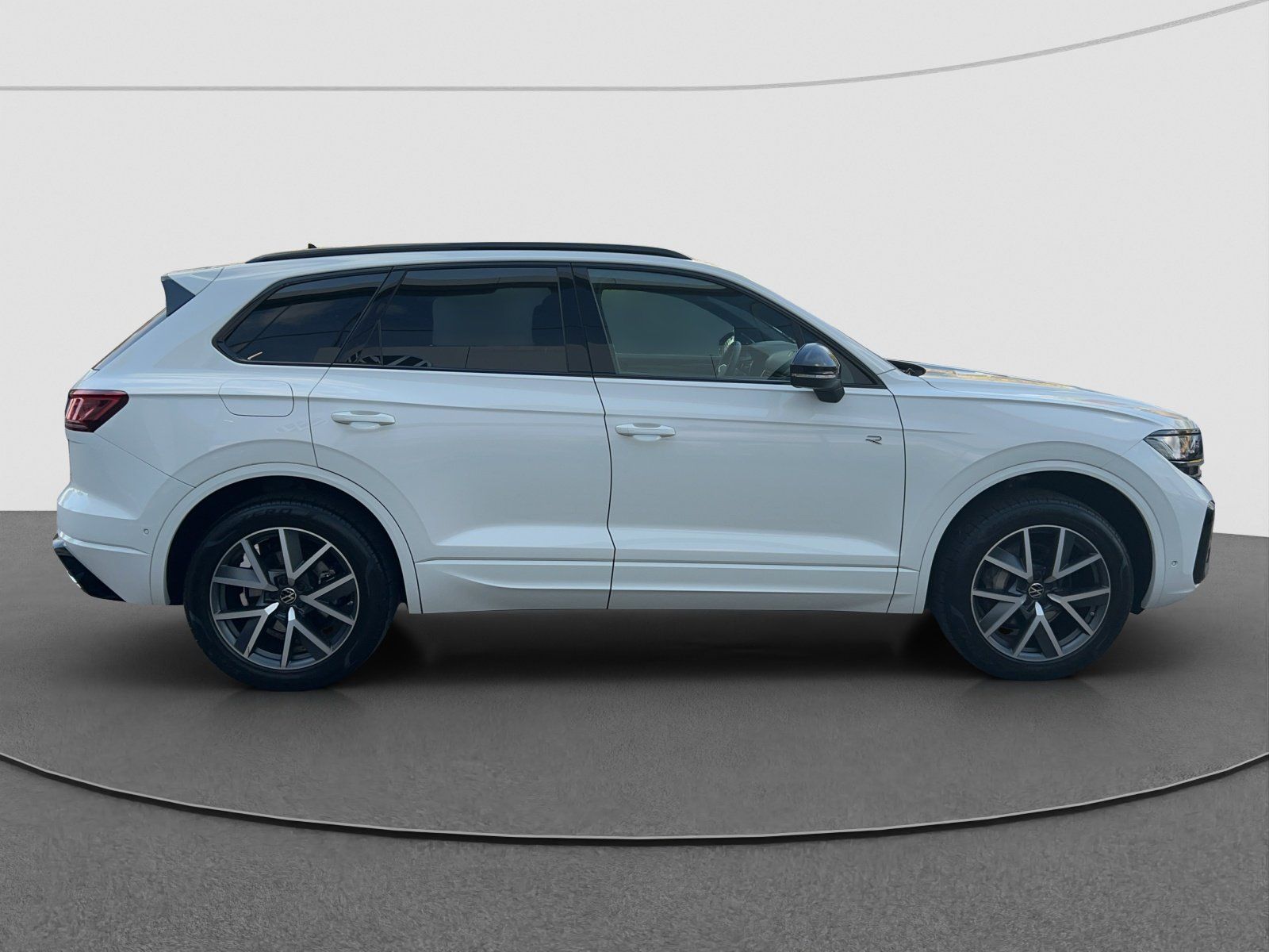 Volkswagen Touareg 2024 г. Белый, пробег 27980 км