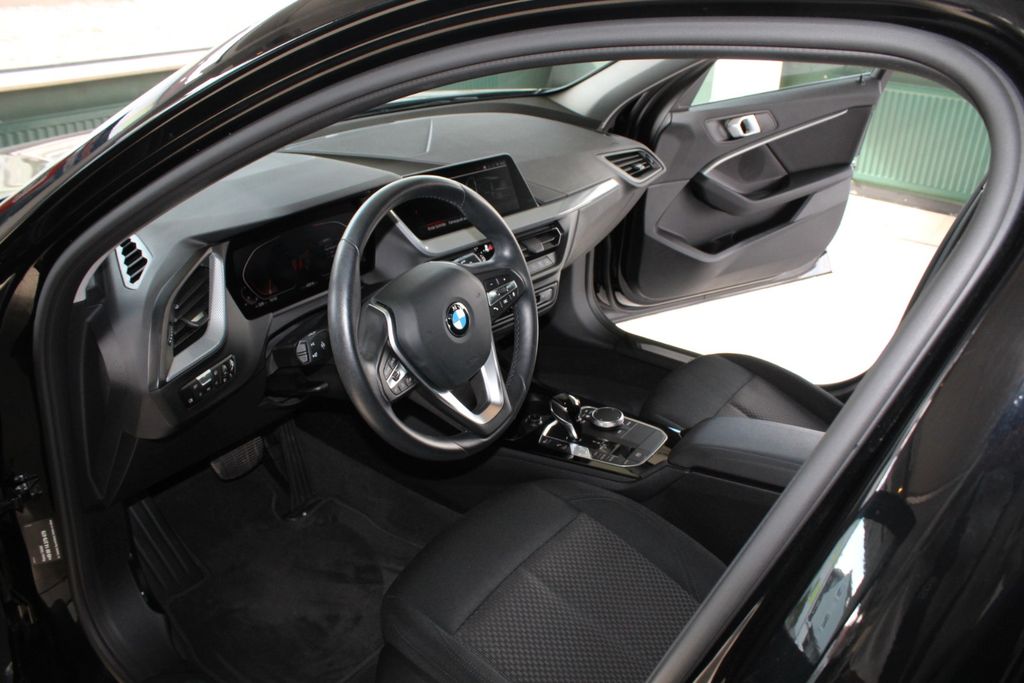 BMW 118 2022 г. Чёрный, пробег 40900 км