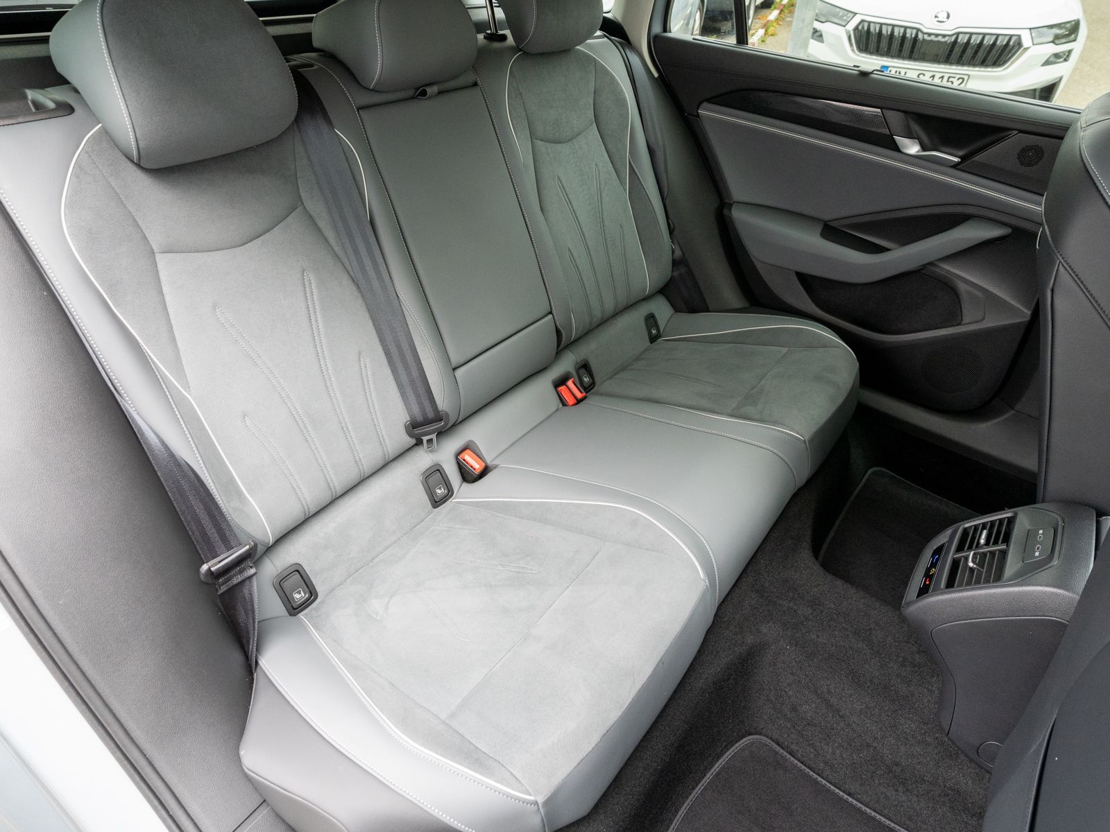 Volkswagen PASSAT VARIANT 2024 г. Серебристый, пробег 52500 км