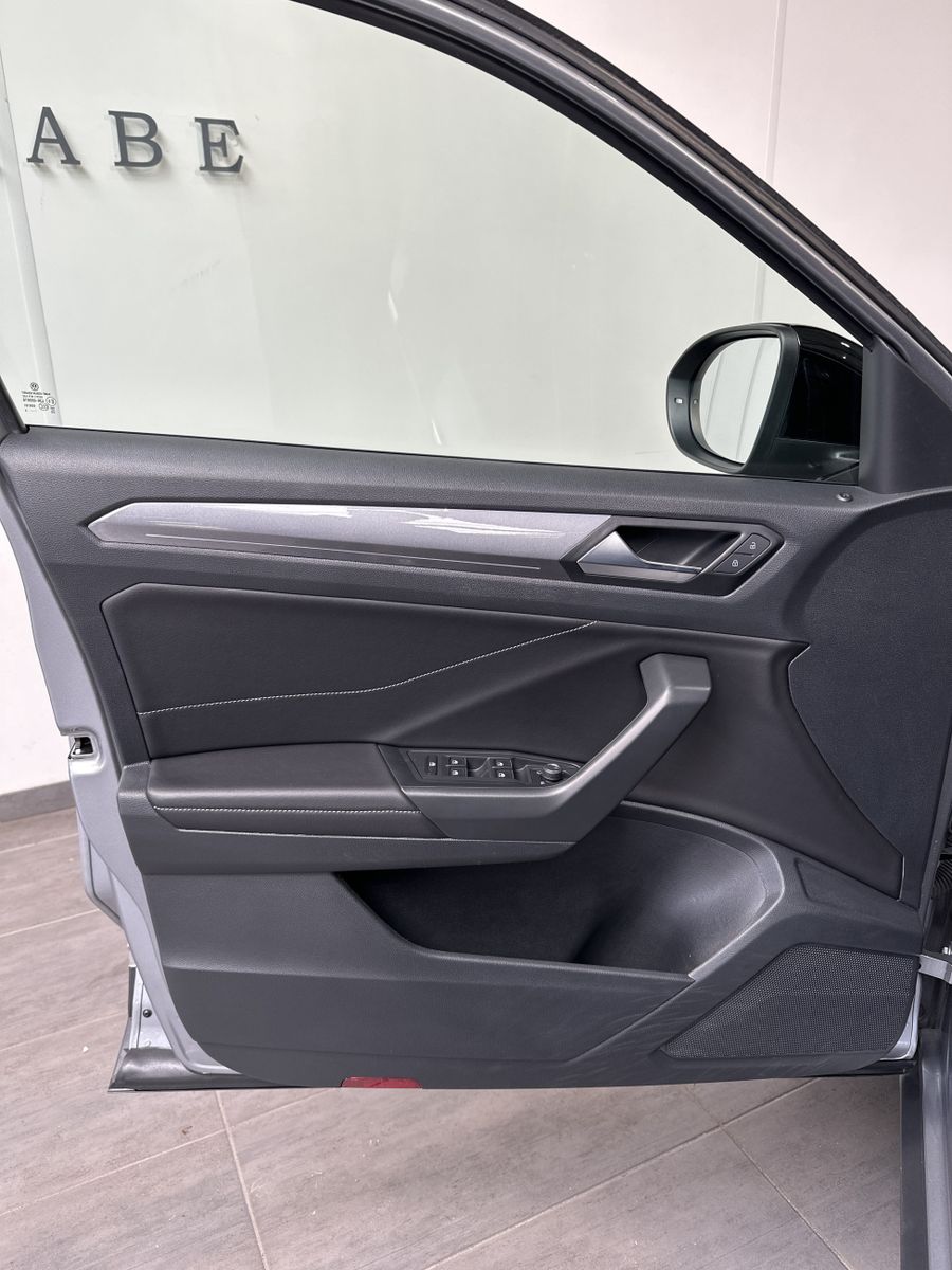 Volkswagen T-Roc 2023 г. Серебристый, пробег 59750 км