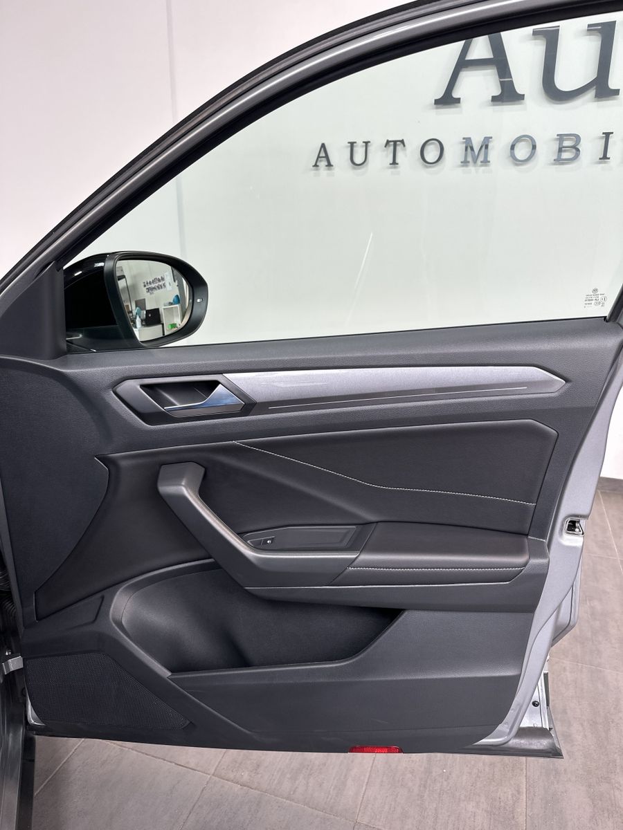Volkswagen T-Roc 2023 г. Серебристый, пробег 59750 км