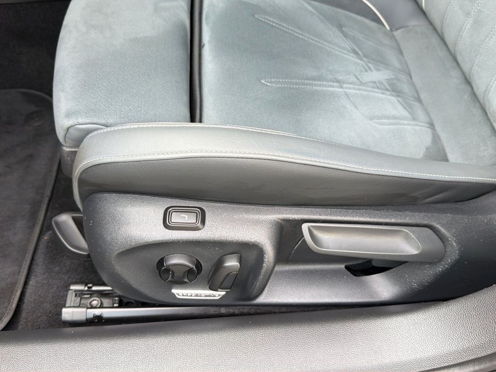Volkswagen PASSAT VARIANT 2024 г. Серебристый, пробег 39990 км