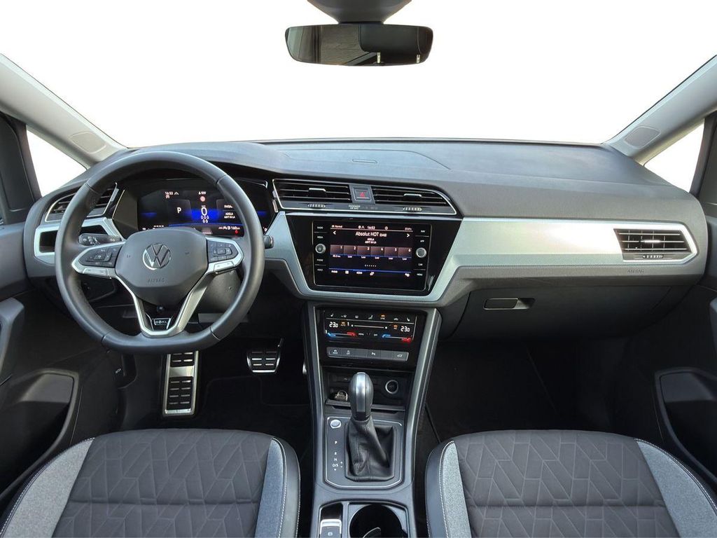 Volkswagen Touran 2026 г. Чёрный, пробег 8980 км