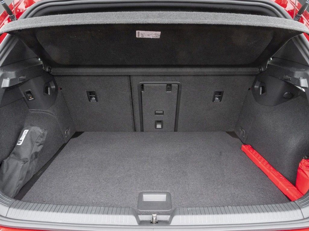 Volkswagen Golf 2024 г. Красный, пробег 37516 км