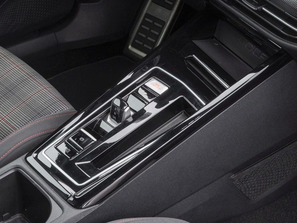 Volkswagen Golf 2024 г. Красный, пробег 37516 км