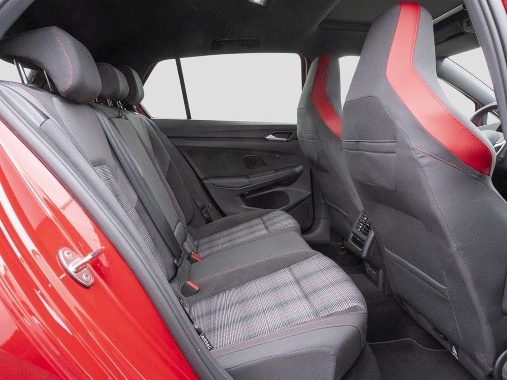 Volkswagen Golf 2024 г. Красный, пробег 37516 км