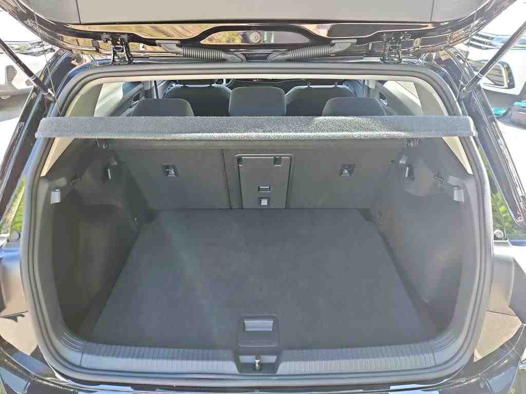 Volkswagen Golf 2023 г. Чёрный, пробег 42000 км