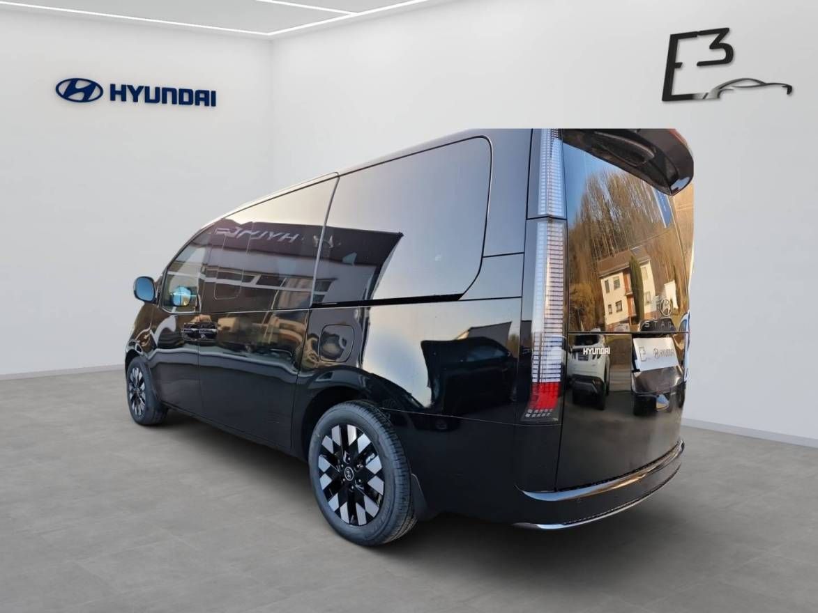 Hyundai Staria 2023 г. Чёрный, пробег 50783 км
