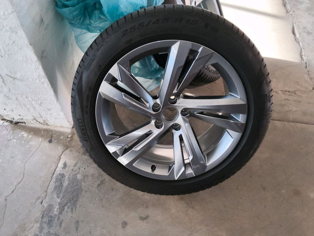 Volkswagen Tiguan 2023 г. Синий, пробег 51850 км