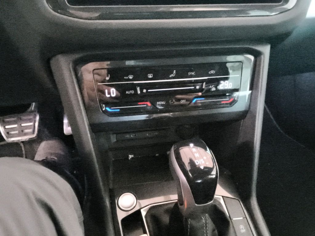 Volkswagen Tiguan 2023 г. Синий, пробег 51850 км