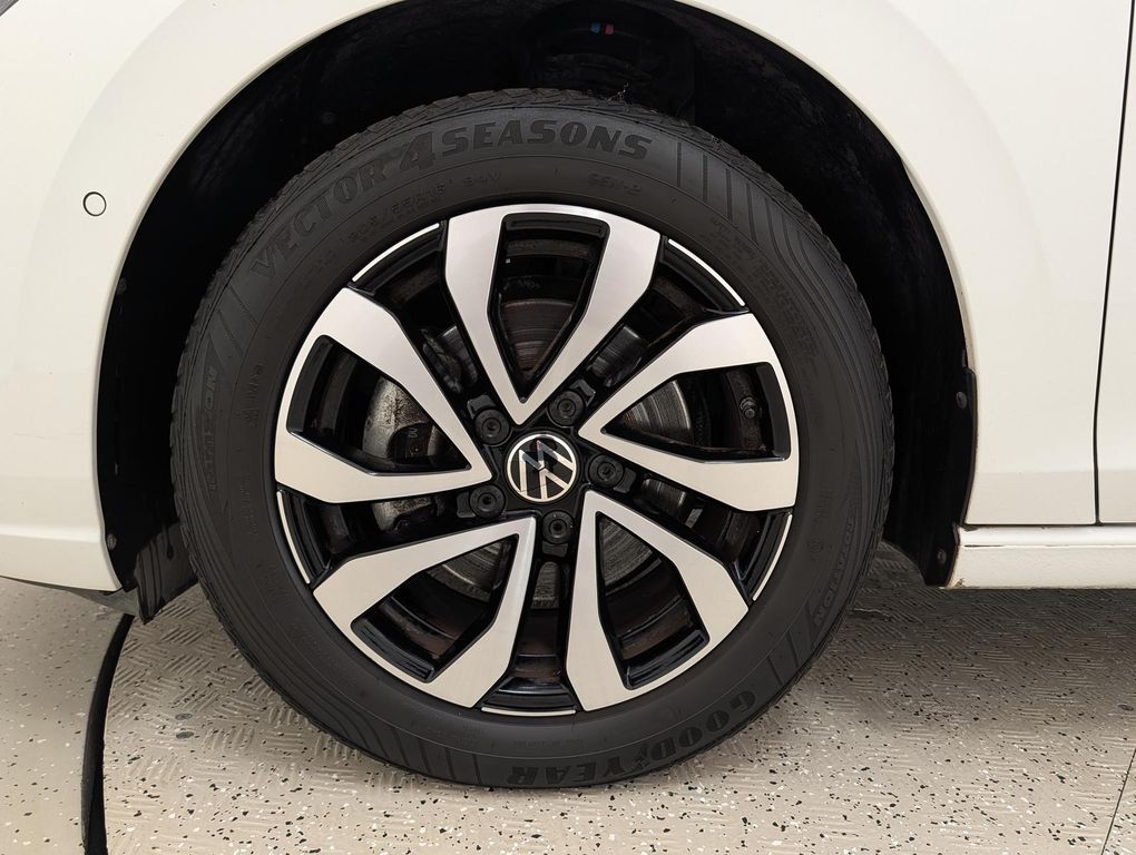 Volkswagen Golf 2022 г. Белый, пробег 56380 км