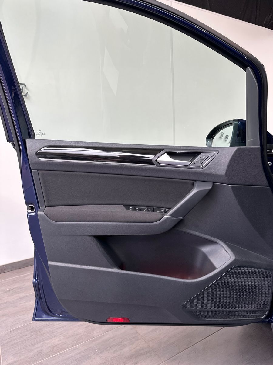 Volkswagen Touran 2024 г. Синий, пробег 54750 км
