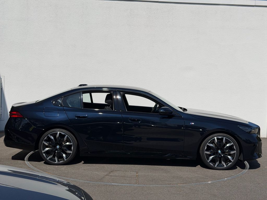 BMW 520 2024 г. Чёрный, пробег 44662 км