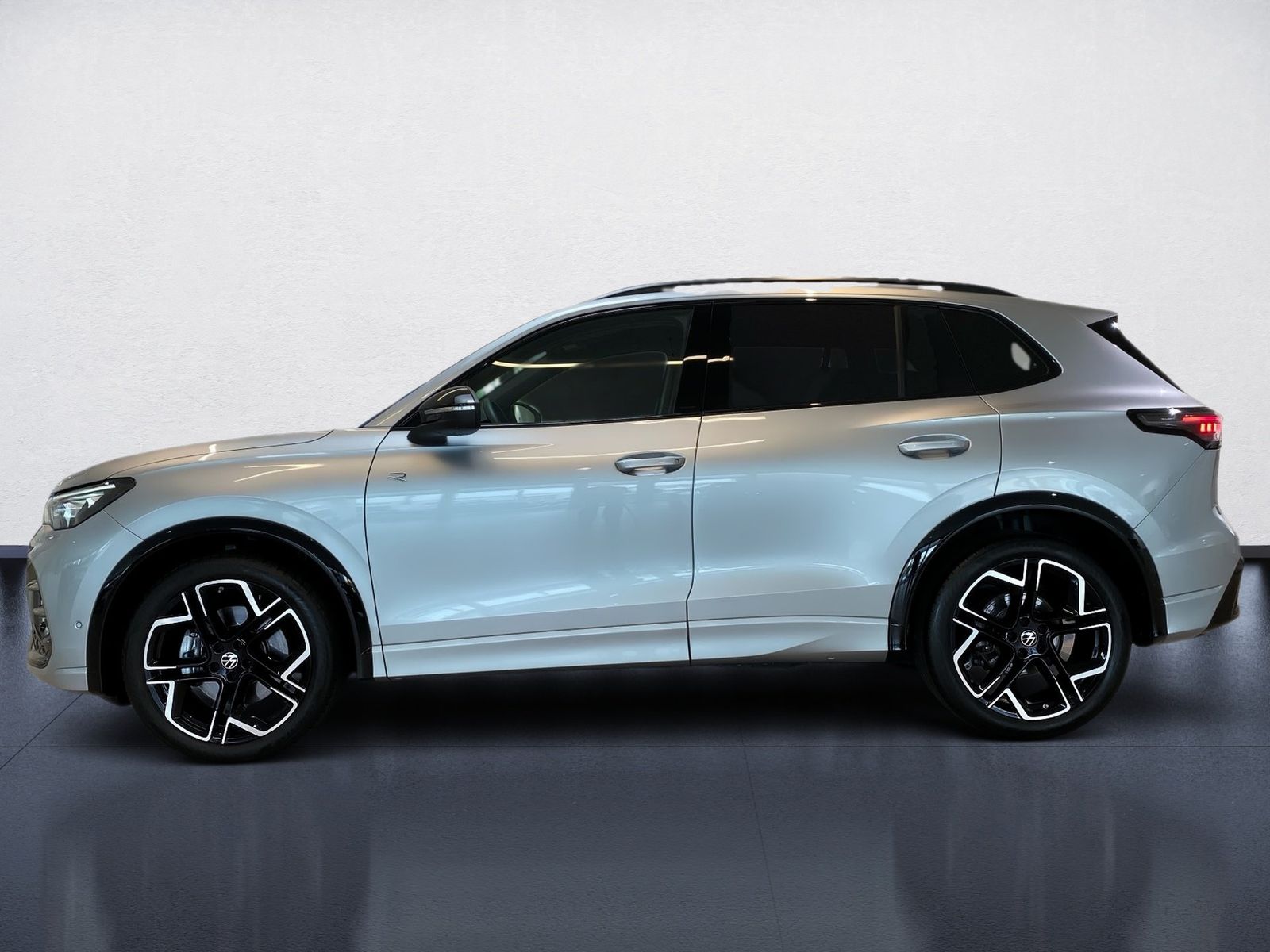 Volkswagen Tiguan 2026 г. Серебристый, пробег 21450 км